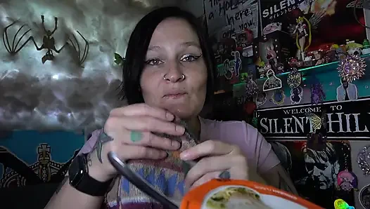 Dani takma olmadan ramen yiyor
