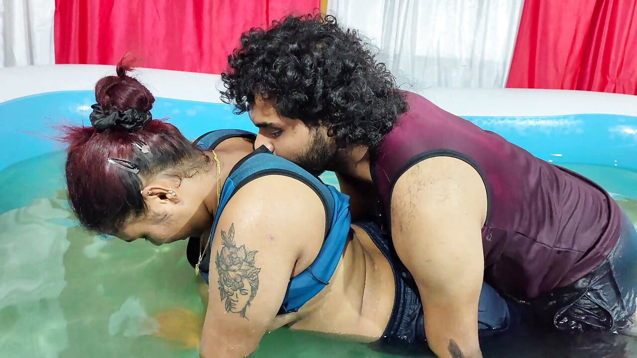 Peitos quentes chupam na piscina e removem sob o uso e derramam água na bunda