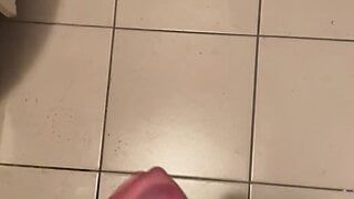 Fapping w publicznej toalecie i cumming ręczna robota