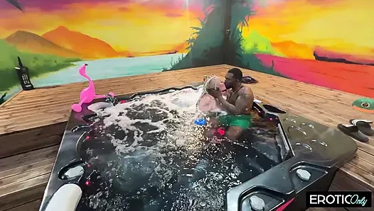 Похотливую толстушку жестко трахают