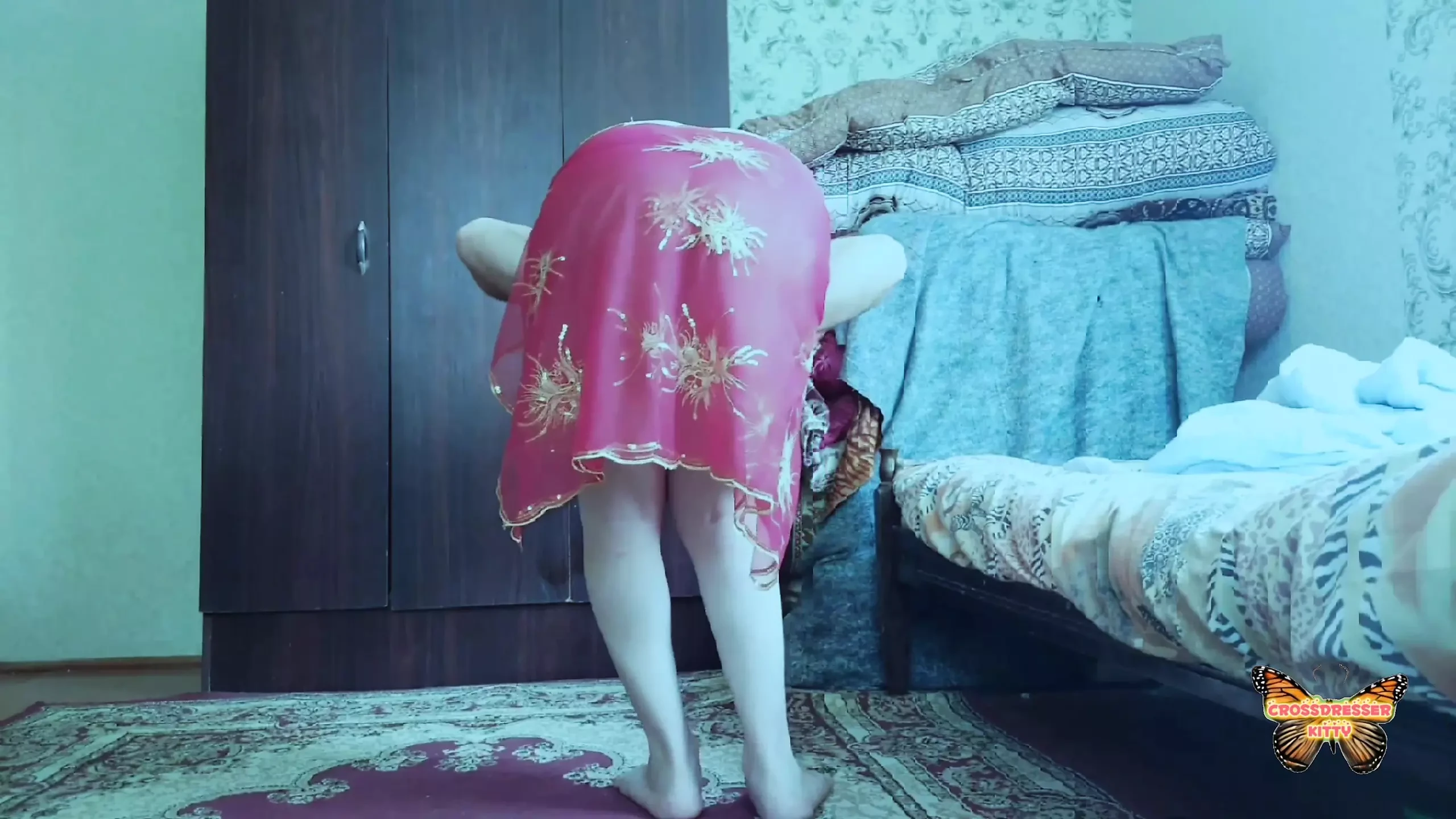 Crveni stomak plesačica suknja zgodne bele femboy transrodne shemsle crossdresser sissy slatke devojke