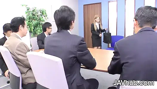 Mariru Amamiya'nın vücudu terfi için para ödüyor