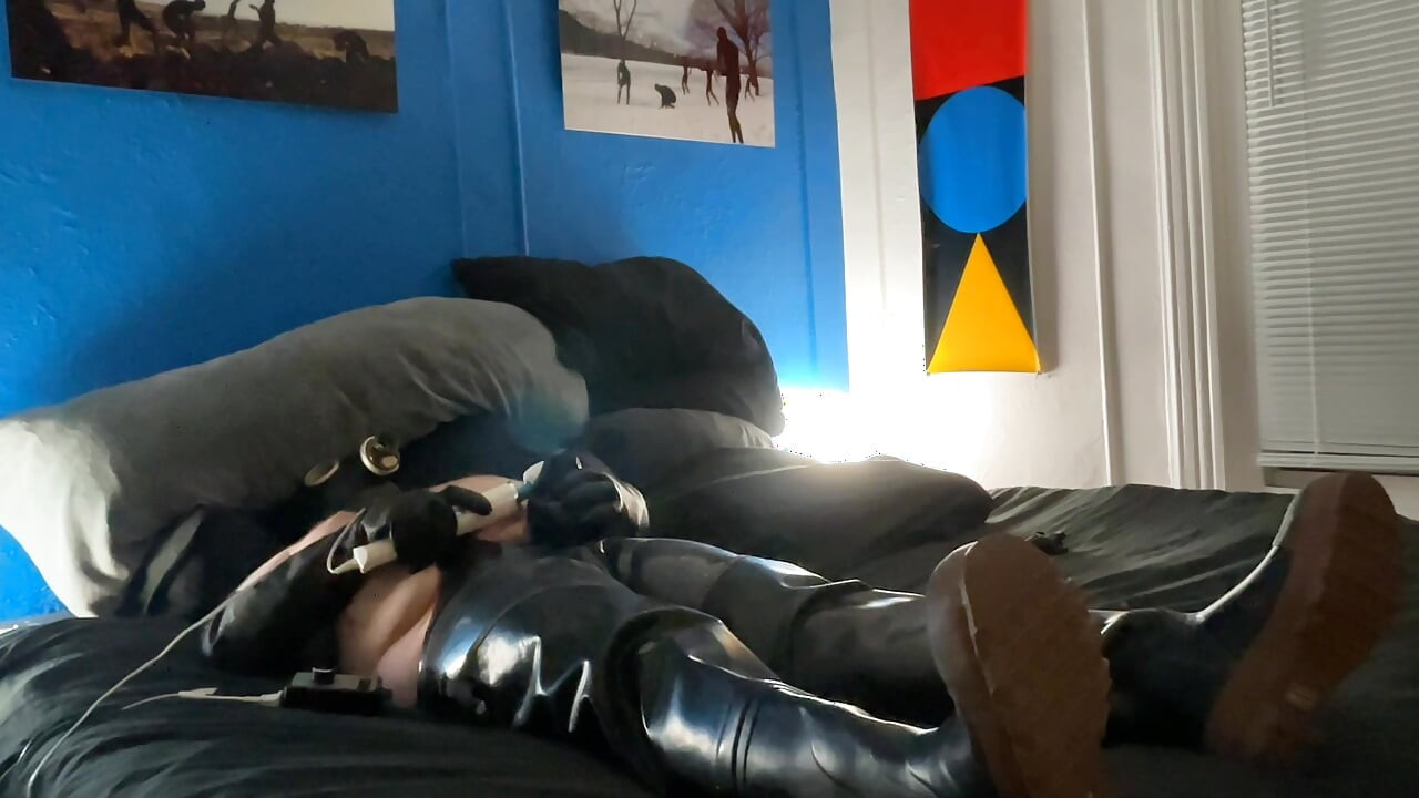 Chubby Latex Bear With Gaz Mask Cums With Magic Wand While Cock Is Trapped In A Large Balloon