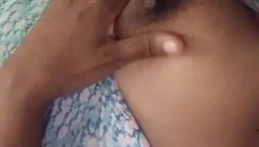 Genç Sri Lankalı stajyer öğle tatilinde dildoyla sert seks yapıyor