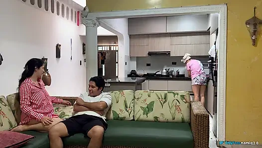 Ich hatte sex vor meiner frau mit ihrer freundin! Sie hat es überhaupt nicht bemerkt!