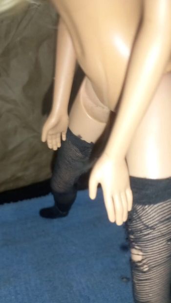 Barbie doll अपनी गांड हिला रही है