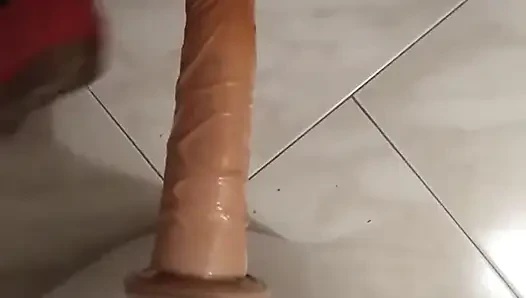Büyük bir penis tarafından sevişen bir kadın