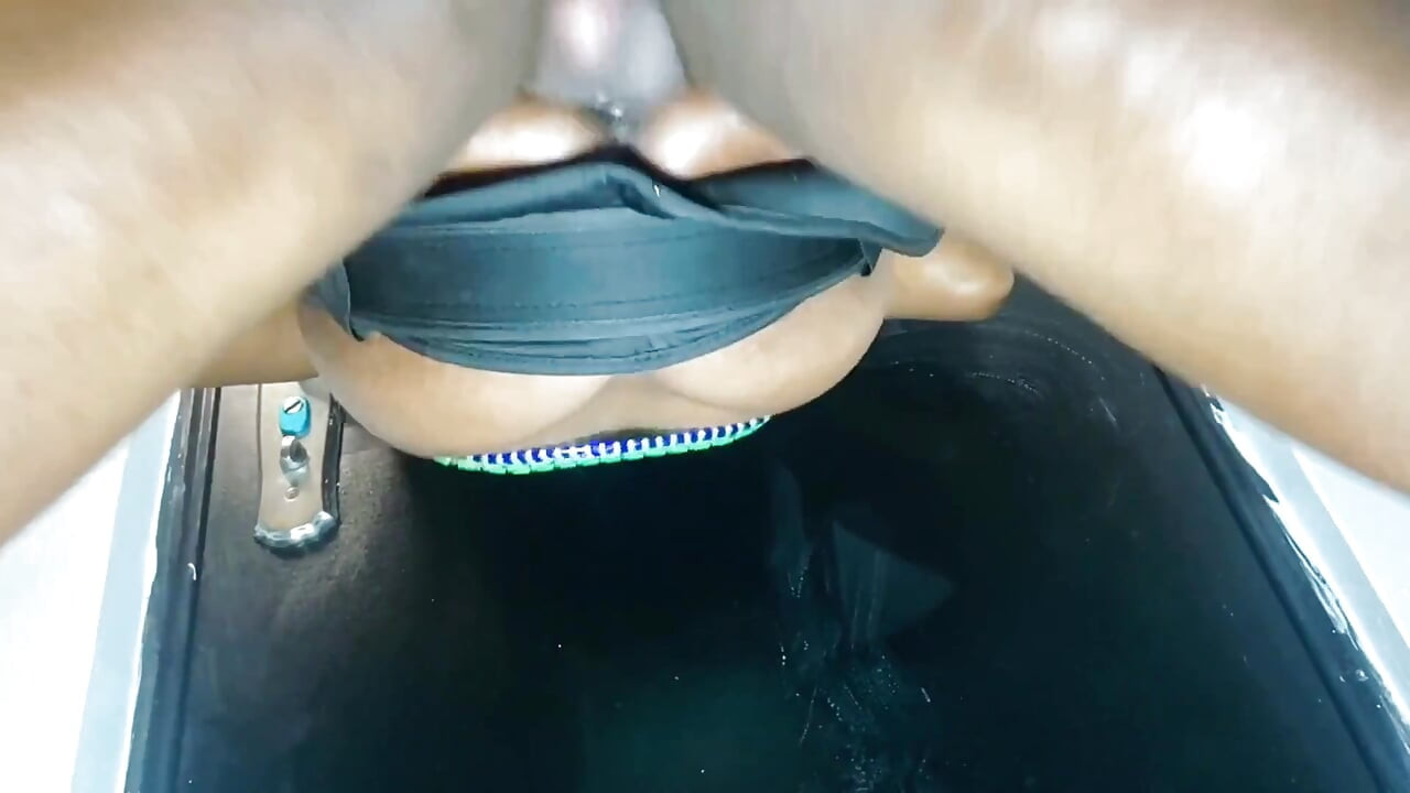 Salıncakta seks ve ciddi sikiş için onu aşağı sabitliyor