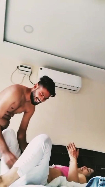 Khoảnh khắc cảm xúc từ "vợ của bạn lớn tiếng trong phòng khách sạn part2"