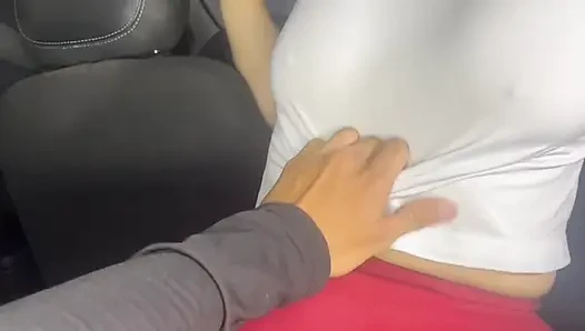 Ich finde meine Freundin joggend, biete an, sie nach Hause zu bringen, und am Ende ficken wir in meinem Auto