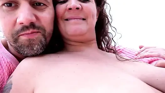 Natürliche mollige milf mit dicken möpsen fickt
