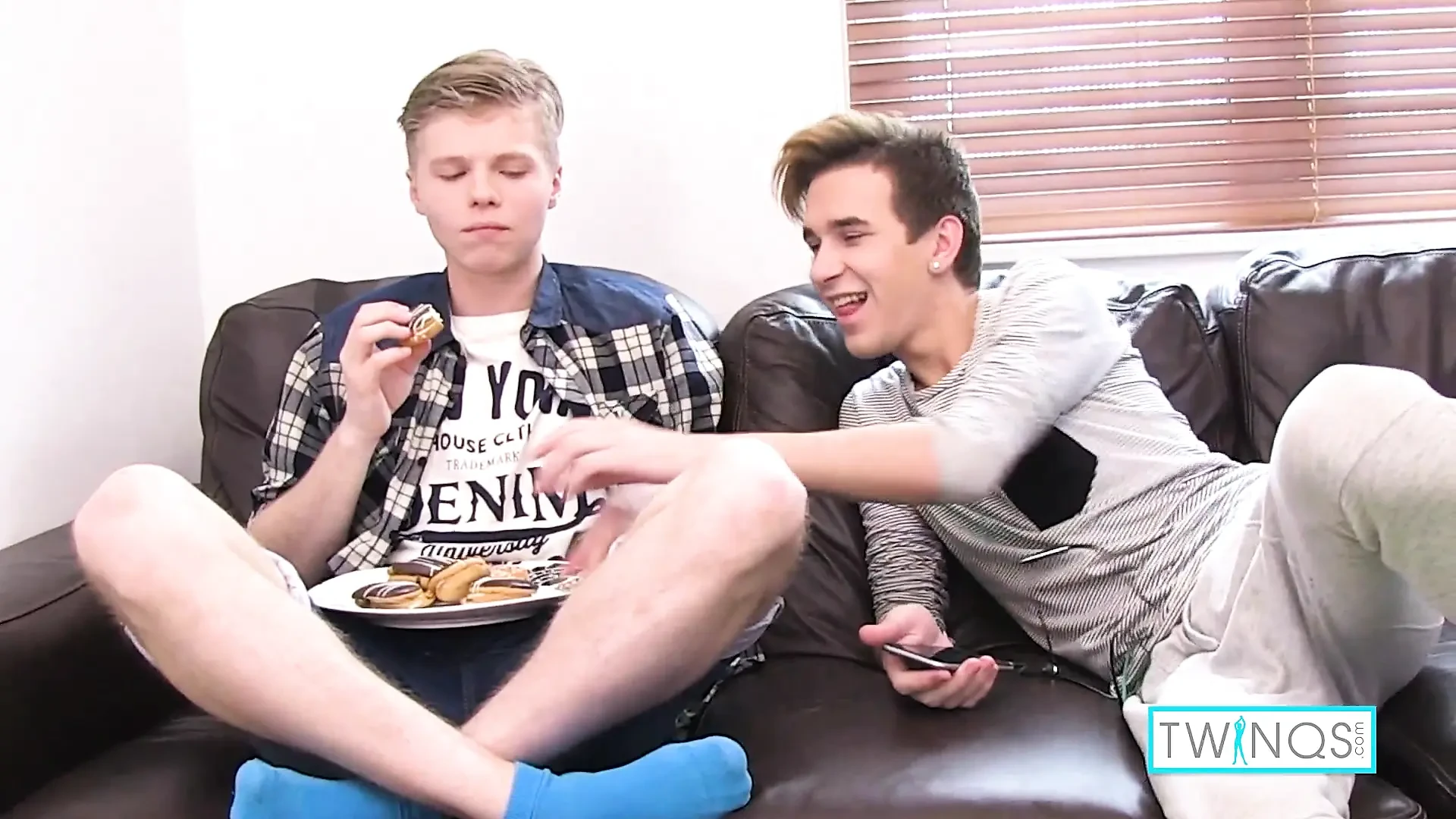 Slatka bliznakinja Džordan v drka kurac dok mu je jebe u dupe!