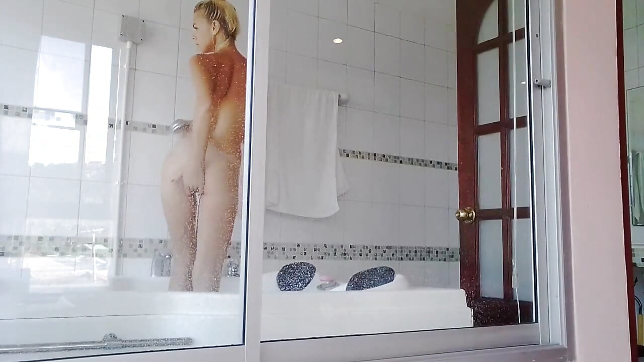 Nhìn tôi vào phòng tắm