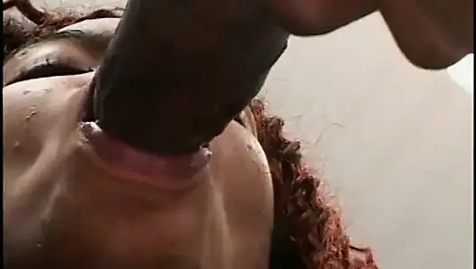 Pejantan bugar menurunkan pelacur berambut merah seksi untuk menyetubuhinya dari belakang