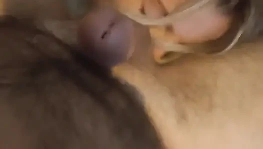 Сексуальная блондинка обожает сосать яйца и глотать все в любительском видео