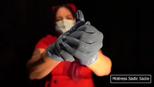 Любовь к медицинским перчаткам.