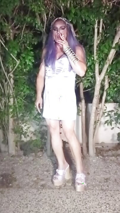 Si jalang transvestite cantik latina matang melakukan striptis di luar rumah dan berakhir dengan pancutan mani