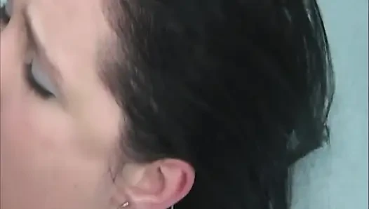 Esmer kadın sert sikiliyor ve oral ve derin parmaklıyor