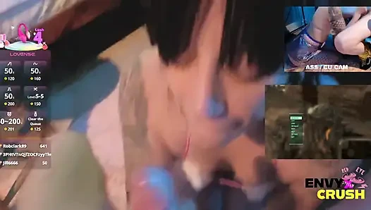 Fileli oyuncu kız dizlerinin üstüne çıkıyor