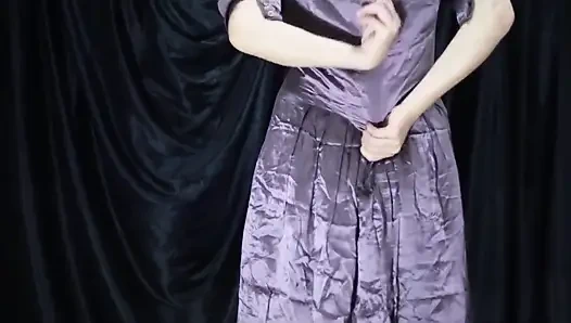 Индонезийское порно ясной девушки примеряют свое новое атласное платье, развлекаясь