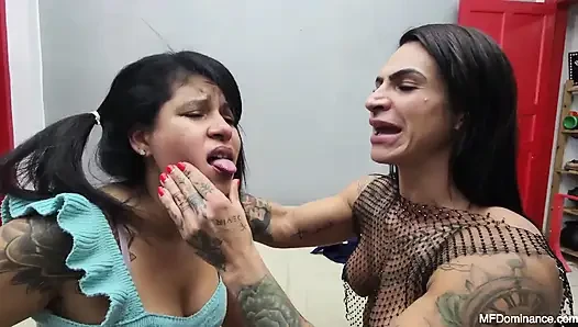 Sara orta yaşlı seksi kadının derin eller hakimiyeti