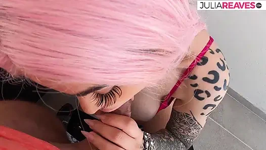 Dünnes mädchen reitet einen massiven schwanz auf dem sofa bis zu einem mund abspritzen