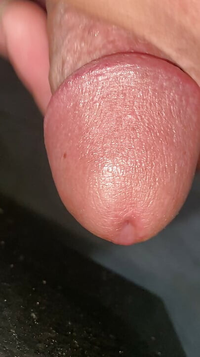 내 자지가 너무 뜨거워서 화장실에 가서 직접 박아야 했어. 구멍을 만들어서 넣어야 했지.