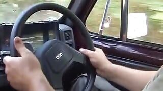 Sedutora alemã cadela gozada dentro do carro