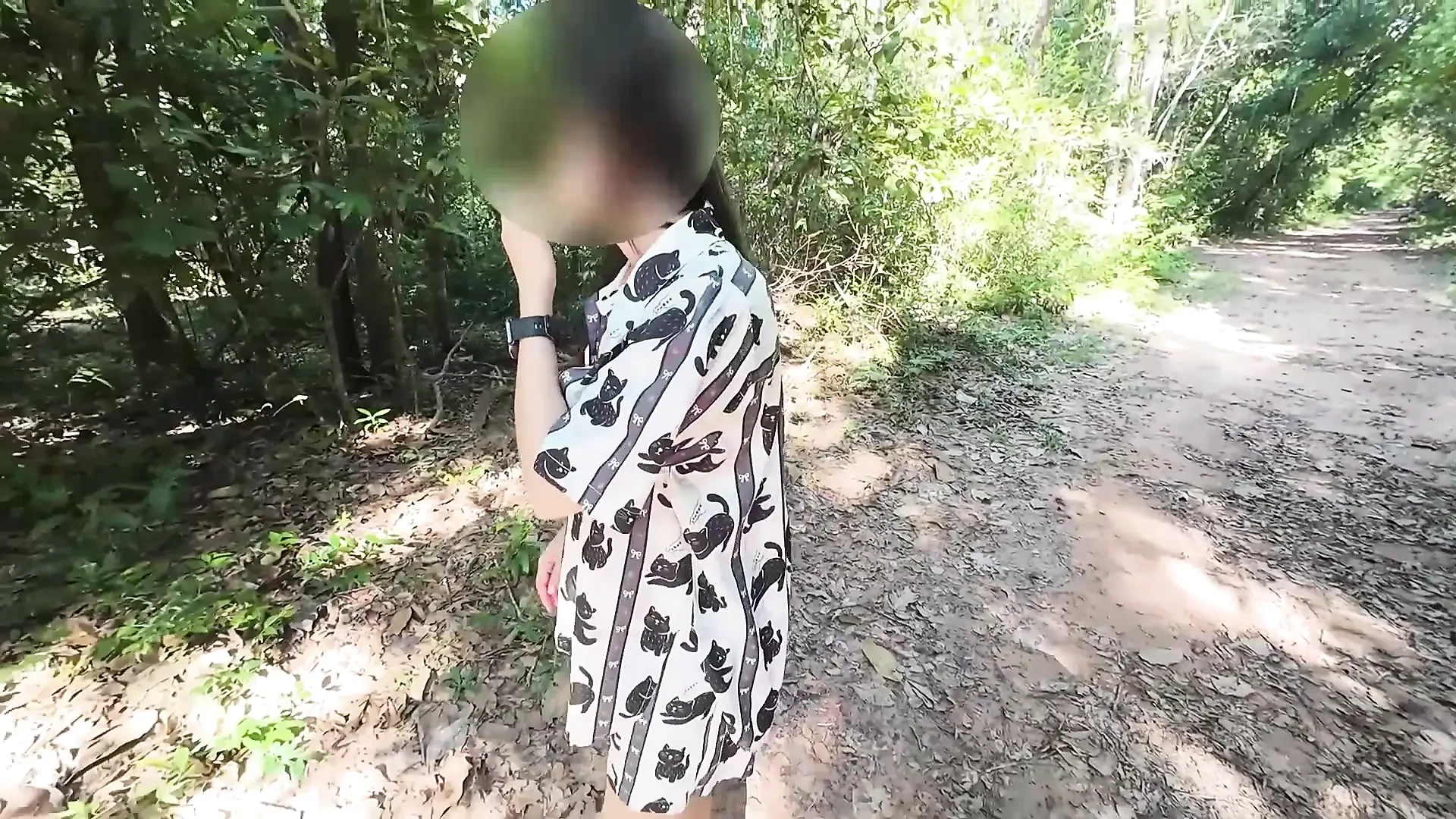 香港的泰国女孩吹嘘却在推手淫 森林中的痛苦 泰语声音