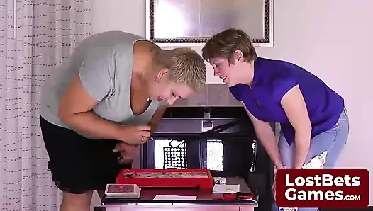 Der letzte strip-verlierer, nur in ihrem bh gelassen