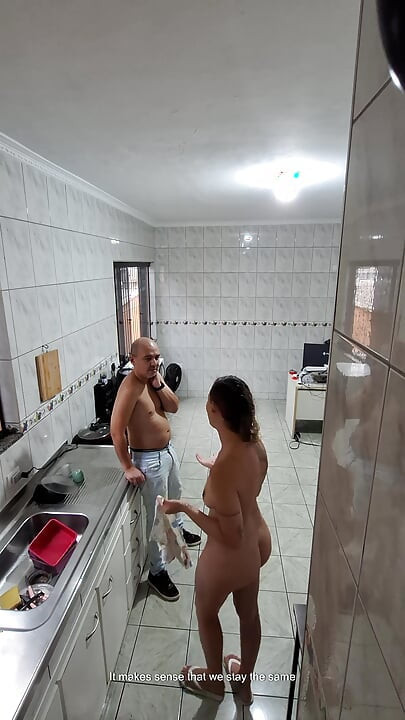 Pembantu melepas pakaiannya dan menerima facial untuk tambahan.