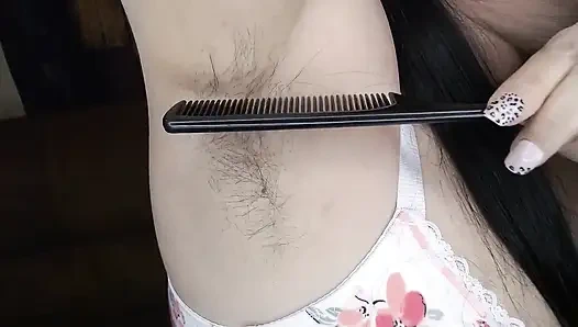 Behaarte achselhöhlen, nahaufnahme, eingeölt, gekämmt