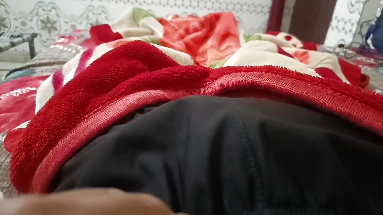 私はホットでセクシーな義理の妹パントゥをオナニーに連れて行きます。