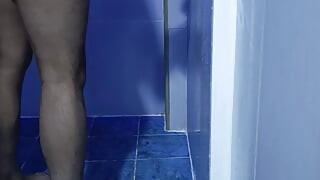 Jag rör vid mitt anus medan jag duschar och leker med förhuden.