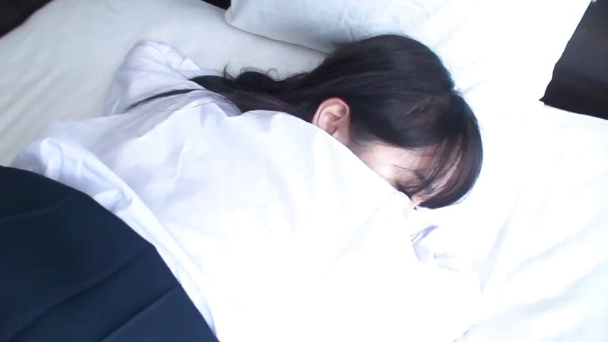 교복을 입은 매력적인 미녀를 만나는 미시 남자.