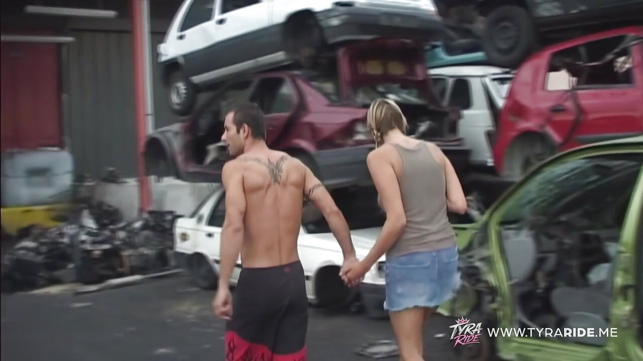 Loira fodida duro em Junkyard por garanhão musculoso tatuado