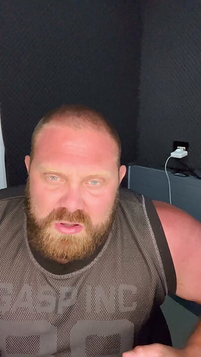 Muscle Ddy σε πιάνει να κρυφοκοιτάς
