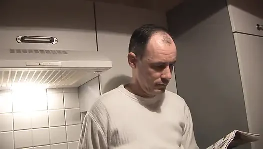 Sarışın genç kız canavar bir yarakla sikilirken bacaklarını açıyor