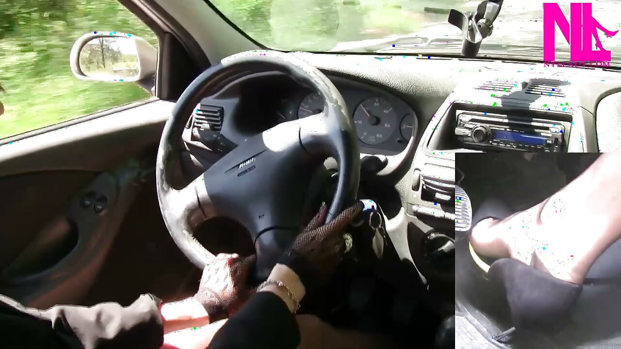 Sensual trato de palo de cambio en bombas negras con tacones de metal