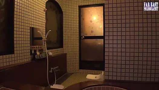 Stream Journey as a Slender Beauty Masters Sampai Muncrat Sambil Berdiri di Luar Ruangan Bagian.4