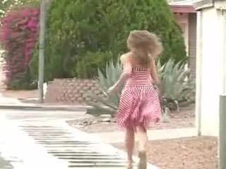 トップレスで走る巨乳少女