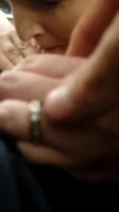 La belle-mère de ma copine suce ma bite et avale mon sperme. pt1