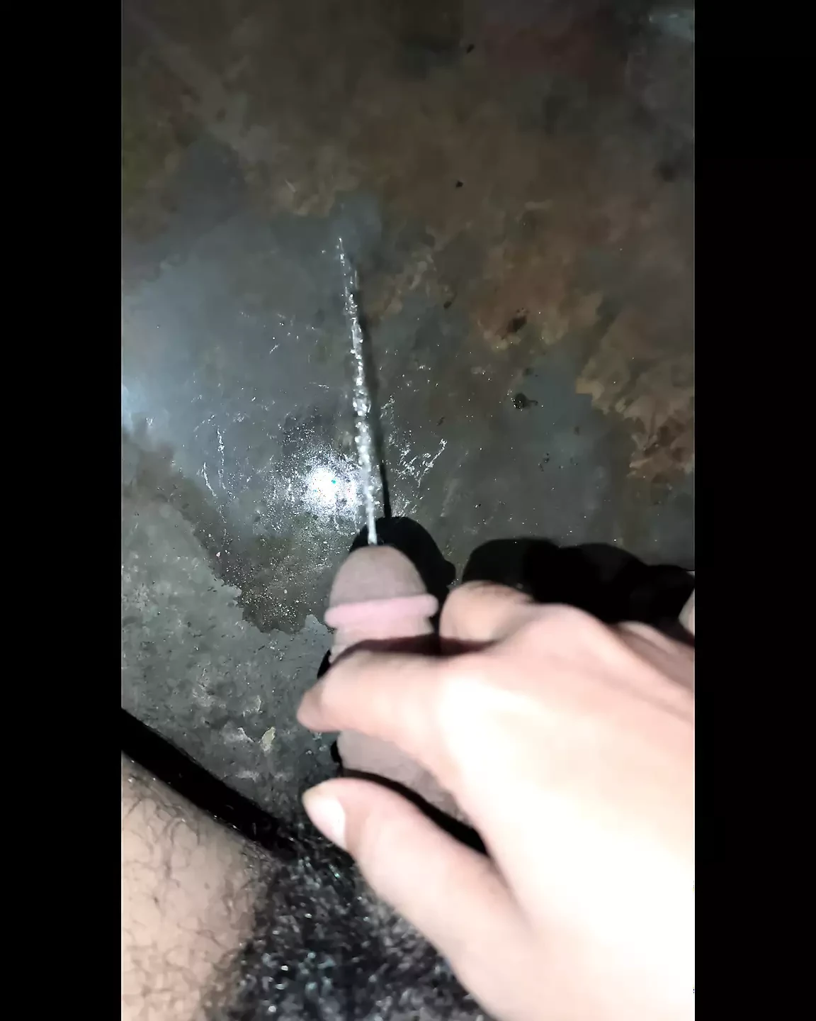 Desi man trekt aan zijn harige lul en plast in de badkamer