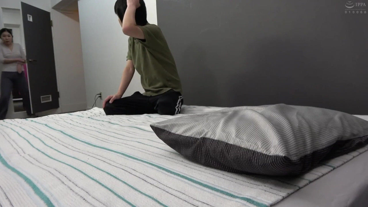 息子が母親の体をマッサージ中にズボンを下げて半ケツにしたら… - Part.1