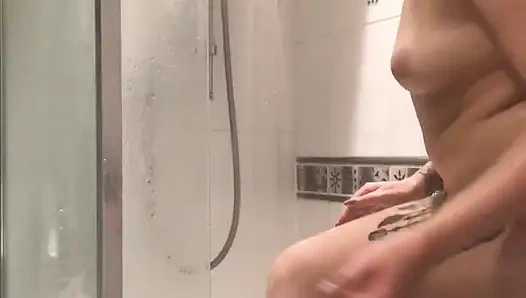 Бурный оргазм в душе