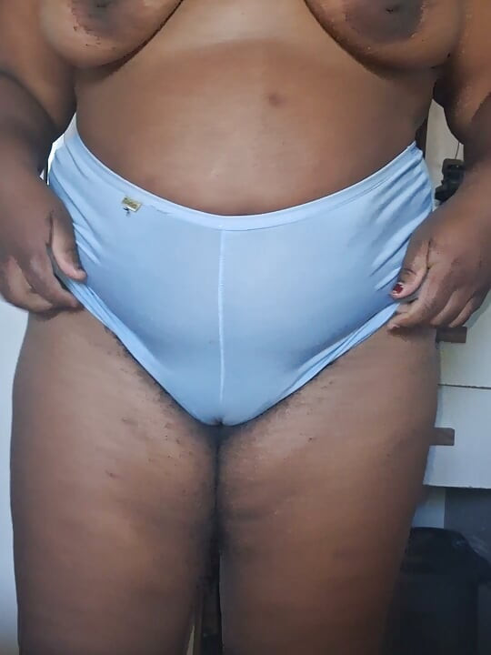 여주인이 촬영하는 동안 옷을 갈아입는 음란한 신자