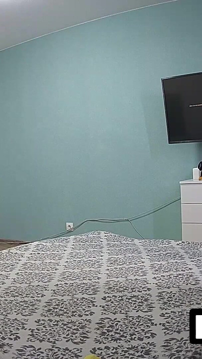 ЛУУВ. Две момичета превръщат почистването на стаята в грациозен истински аматьорски филм в униформи на камериерка | Клип 2