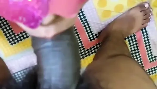 Hintli desi kız gırtlağına kadar alıyor ve domalarak sikiliyor