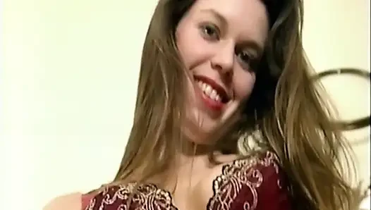 Brunette menggoda memek jembut tebal sambil melucuti pakaian dalam