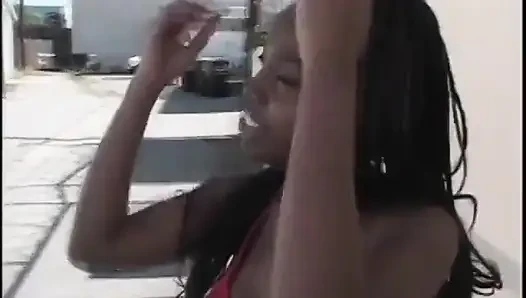 Azgın hatun ıslak deliklerinin büyük bir yarakla sert sikilmesinin tadını çıkarıyor